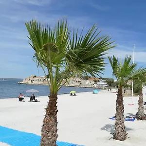 https://le-provencal-saint-mitre-les-remparts.fr-provencehotel.com